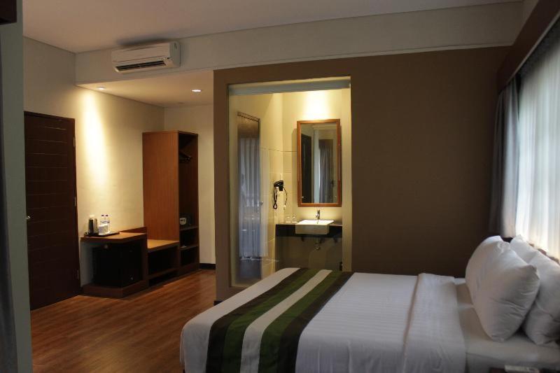 Grand Whiz Hotel Nusa Dua  Zimmer foto